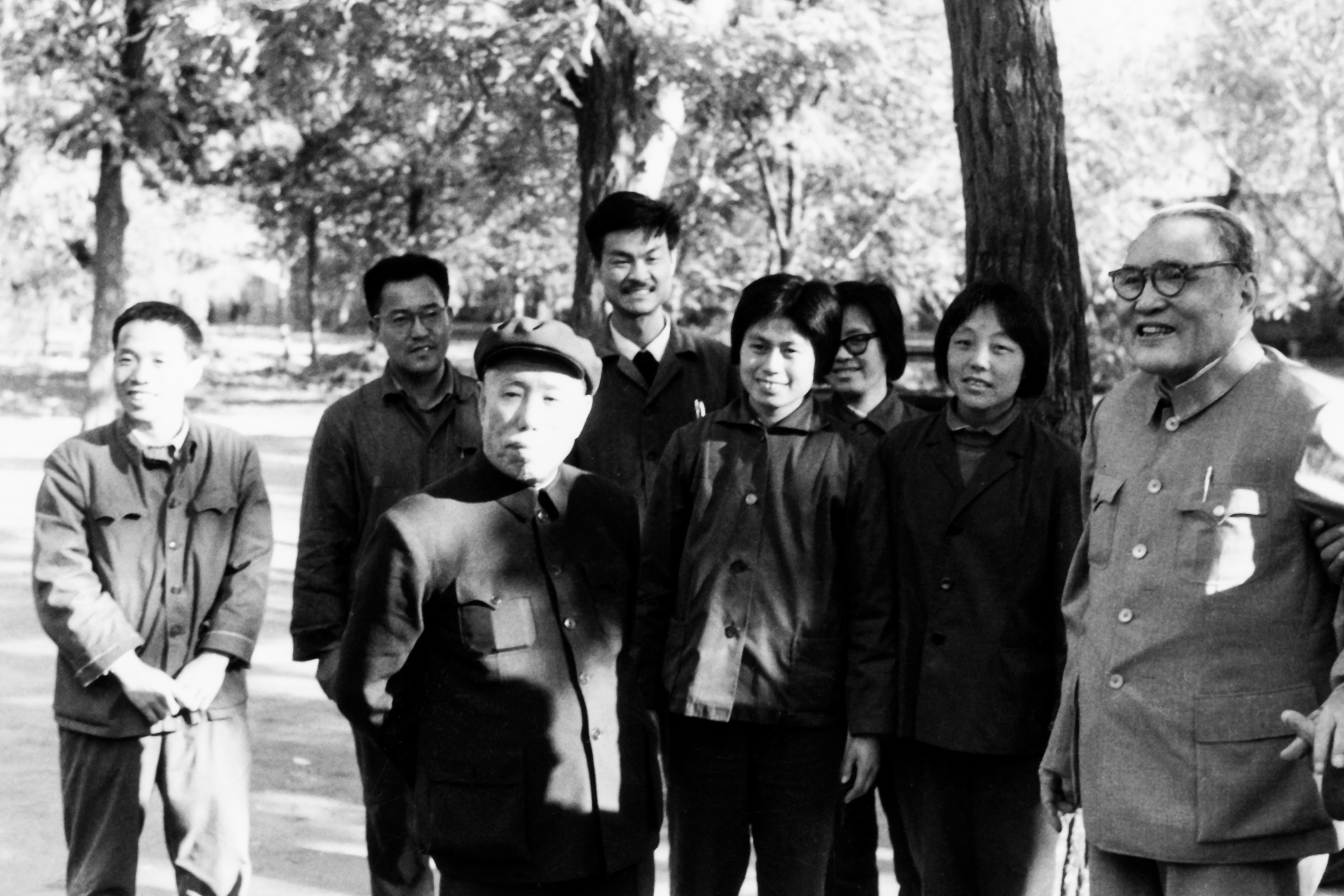 成仿吾校长和复校后第一批研究生.jpg