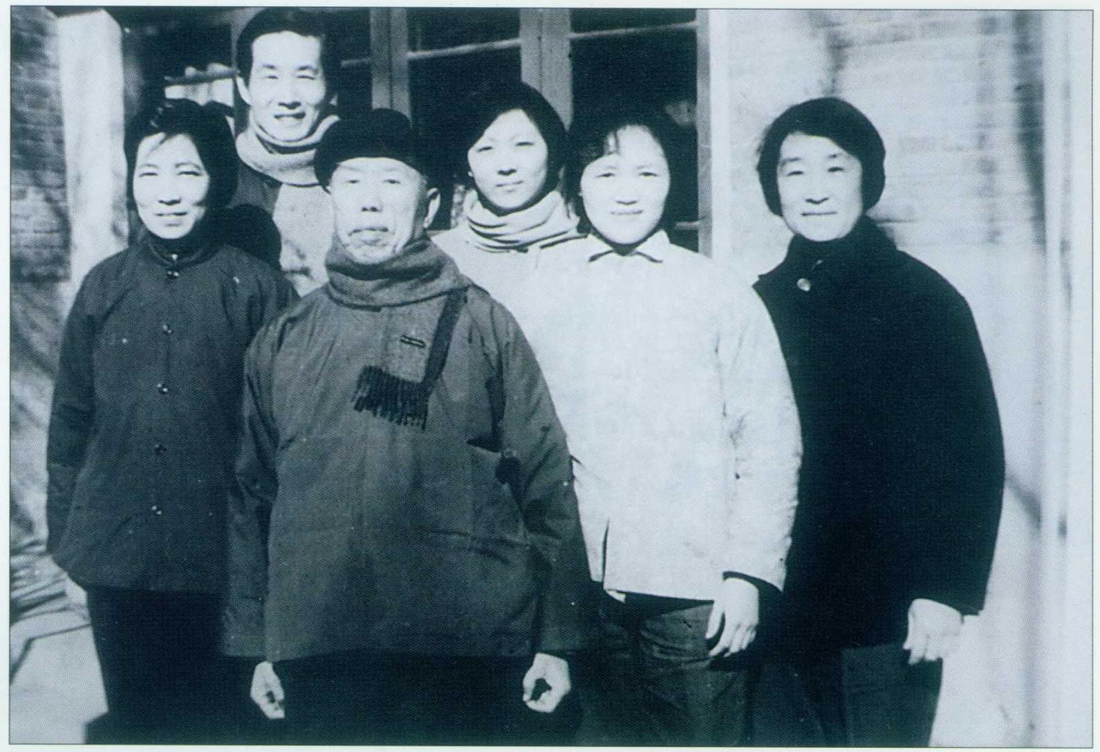 1975年成仿吾和校译小组全体成员合影.jpg