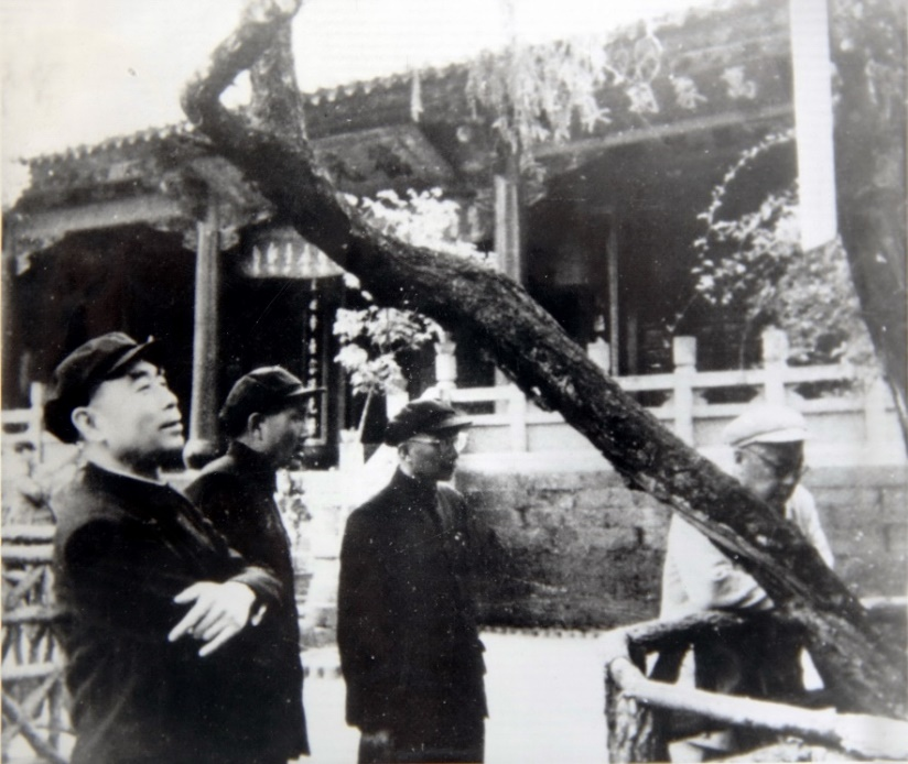 1956年，郭影秋任云南省省长时期（左二）陪同周恩来、陈毅在昆明参观.png