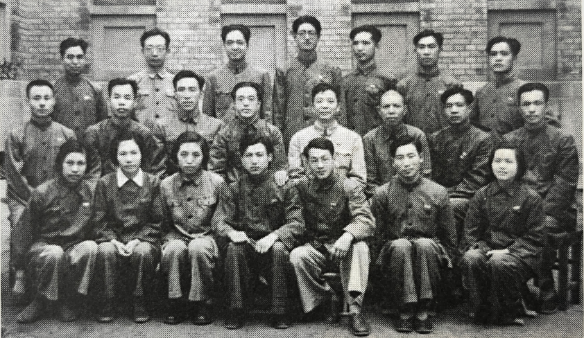 尚钺（二排左五）和中国人民大学专修科史地班毕业生合影.png