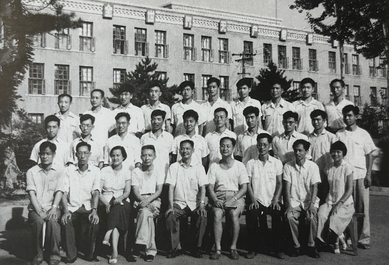 1965年，吴大琨（一排左五）与中国人民大学政治经济系世界经济专业首届毕业生合影.png